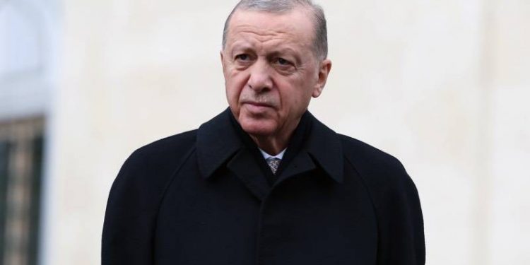 أردوغان يهنئ الأتراك بإعلان الحد الأدنى للأجور