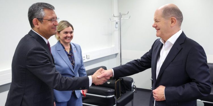 زعيم المعارضة التركية يلتقي المستشار الألماني