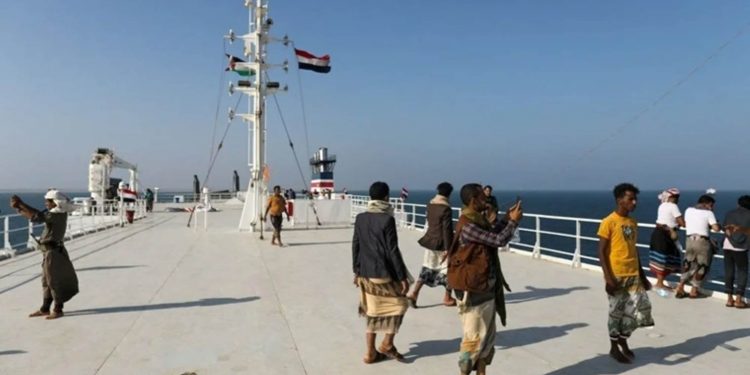 الحوثيون يحولون السفينة المختطفة إلى مزار سياحي