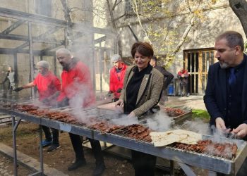 حفل شواء لنواب الحزب الحاكم في حديقة البرلمان