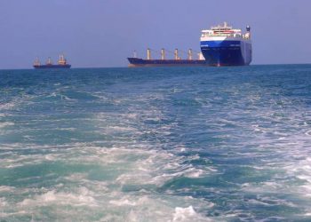 استهداف سفينة شحن يونانية بصاروخ في البحر الأحمر