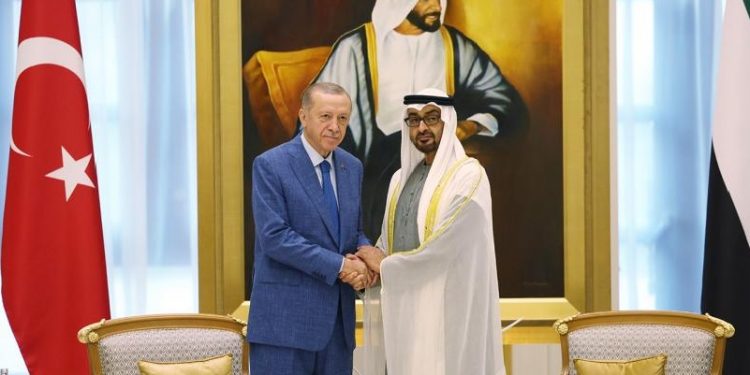 رئيس الإمارات يعزي أردوغان هاتفيًّا