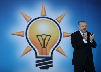 حزب أردوغان يرشح وزيرًا سابقًا في إسطنبول ويعلن مرشحيه في 26 بلدية