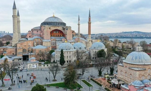 منع الأتراك من صعود الطابق العلوي في آيا صوفيا