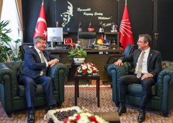 أحمد داود أوغلو يلتقي زعيم حزب الشعب الجمهوري