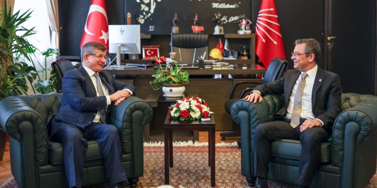 أحمد داود أوغلو يلتقي زعيم حزب الشعب الجمهوري