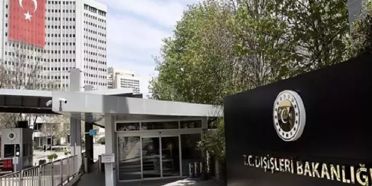 تركيا تدعو إيران وباكستان لضبط النفس