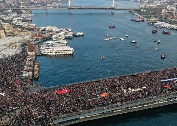 الآلاف يستقبلون العام الجديد في إسطنبول بمسيرة مؤيدة لفلسطين