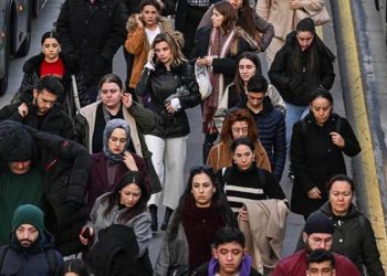 الأتراك في بداية العام.. وجوه متعبة وبائسة