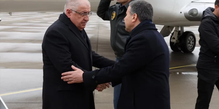 وزير الدفاع التركي يصل إلى الحدود مع العراق