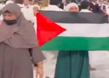 اعتقال تركية رفعت العلم الفلسطيني أمام الكعبة