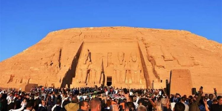 الشمس تتعامد على تمثال رمسيس الثاني في أسوان