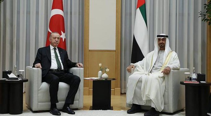 أردوغان يصل الإمارات وبرج خليفة يتزين بعلم تركيا