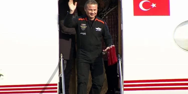أول رائد فضاء تركي يحظى باستقبال حافل في المطار