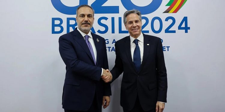 وزير خارجية تركيا يلتقي نظيره الأمريكي في البرازيل