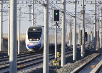 قطار يقلص المسافة بين أنقرة وإسطنبول إلى 80 دقيقة