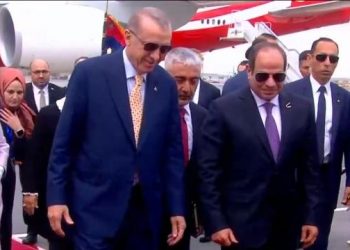 أردوغان يصل مصر والسيسي يستقبله في المطار
