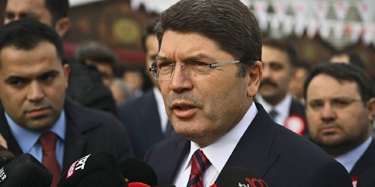 وزير: الانتخابات في تركيا مثال للعالم!