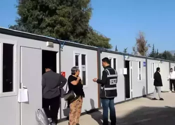 الناخبون في هاتاي التي ضربها الزلزال يصوتون بالحاويات