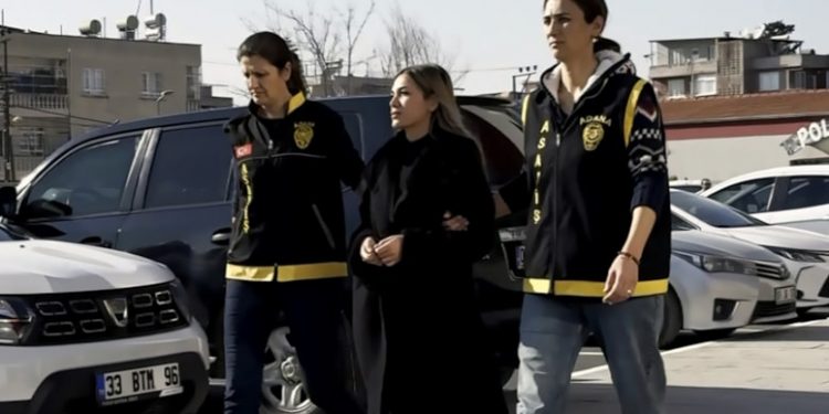 اعتقال مشهورة تركية بسبب حملها مسدس