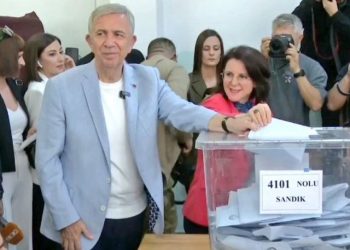 منصور يافاش يدلي بصوته في انتخابات أنقرة