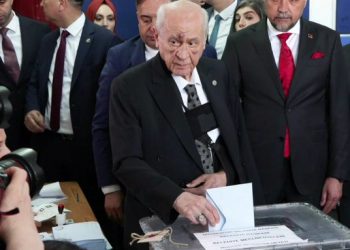 بكدمات على وجهه.. حليف أردوغان يدلي بصوته في الانتخابات البلدية