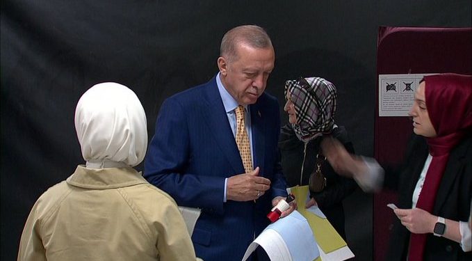 أردوغان وقرينته يصوتان في إسطنبول
