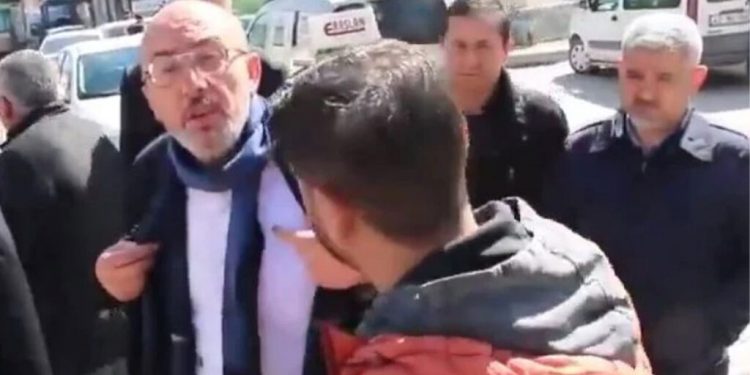 أمين حزب العدالة والتنمية في كوتاهيا يهدد صحفي بالضرب!