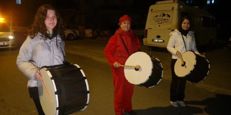 فرقة نسائية توقظ سكان مرسين للسحور على قرع الطبول