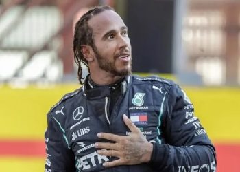 لويس هاميلتون يدعو إلى وقف إطلاق النار في غزة