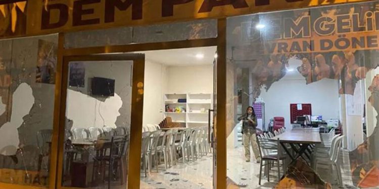تركيا.. دمار يلحق بمبنى الحزب الكردي