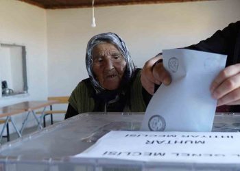 أكبر ناخبة معمرة تدلي بصوتها في الانتخابات البلدية التركية