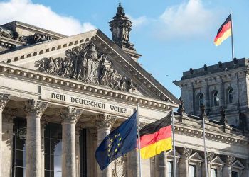 البوندستاغ يناقش تقريرًا حول اضطهاد حركة الخدمة