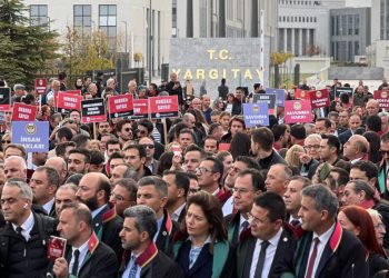 آلاف المحامين الأتراك يتظاهرون للمطالبة بحقوقهم
