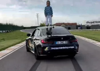 برلماني تركي سابق يهدي طفله سيارة فاخرة!