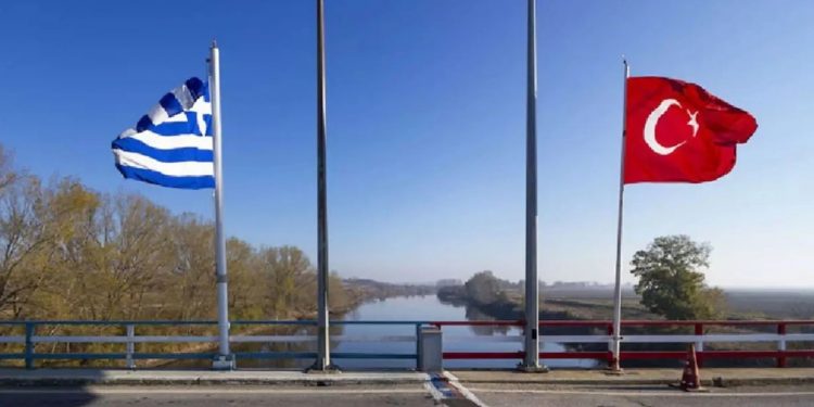 والي أدرنة يتفقد موقع الجسر الحدودي بين تركيا واليونان