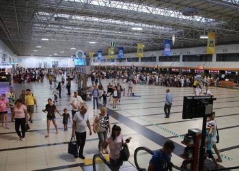 تسمم 42 موظفا في مطار أنطاليا بينهم ضباط شرطة