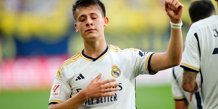 أردا جولر التركي الوحيد بين أغلى 100 لاعب كرة قدم بالعالم