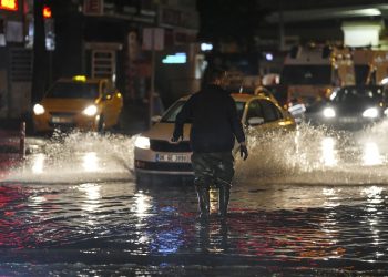 السيول تداهم أنقرة وتحاصر سكانها