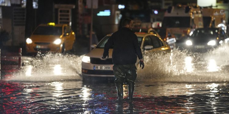 السيول تداهم أنقرة وتحاصر سكانها