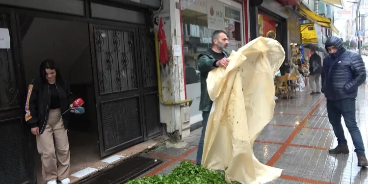 مزارع يسكب الشاي أمام مقر العدالة والتنمية احتجاجا على سعره