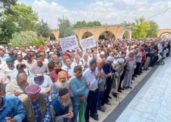 أتراك يؤدون صلاة الغائب على منفذ عملية القدس