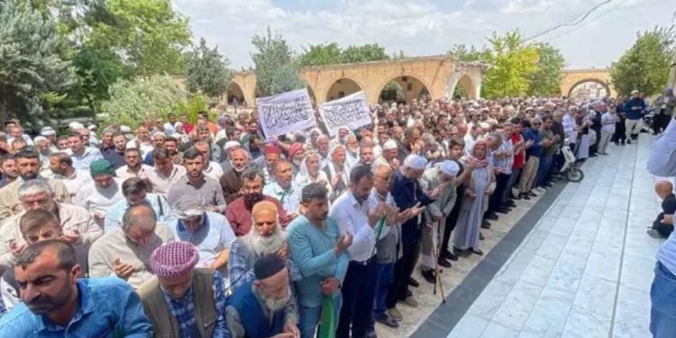 أتراك يؤدون صلاة الغائب على منفذ عملية القدس