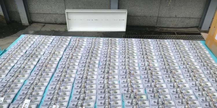 تركيا.. مصادرة 1.5 مليون دولار مزيفين في إسطنبول