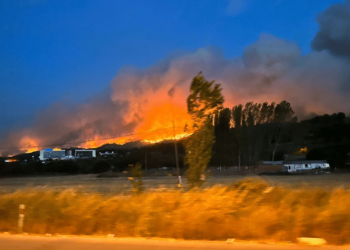 حريق مطل على مضيق الدردنيل التركي يعرقل حركة الملاحة البحرية