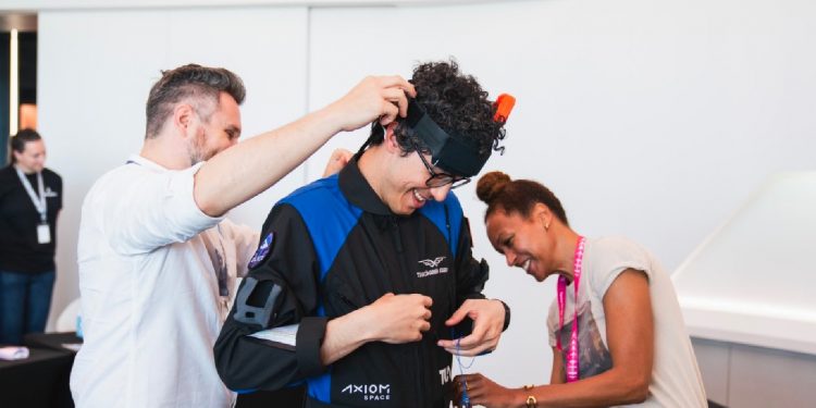 عودة رائد الفضاء التركي الثاني إلى الأرض