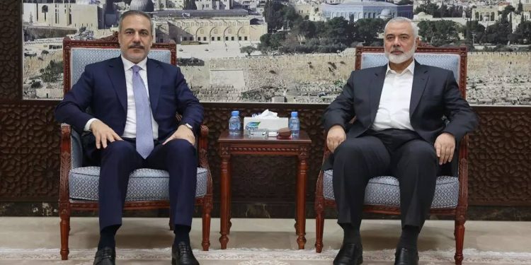 وزير الخارجية التركي يلتقي إسماعيل هنية في قطر