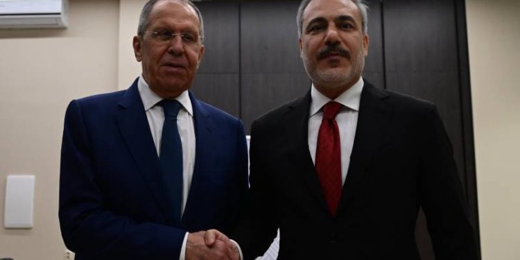 وزير الخارجية التركي يلتقي نظيره الروسي