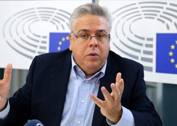 مقرر الاتحاد الأوروبي: حكومة أردوغان تقضي على الأمل في تنشيط الاقتصاد