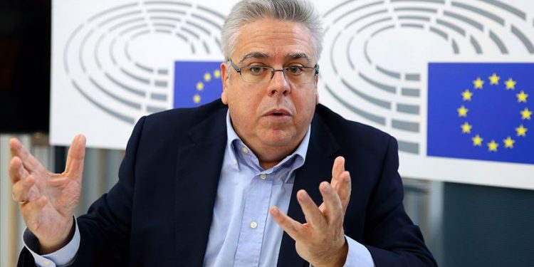 مقرر الاتحاد الأوروبي: حكومة أردوغان تقضي على الأمل في تنشيط الاقتصاد